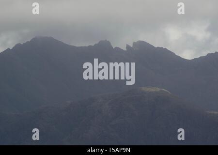 Moody nube sulle colline Cullin da Elgol. Isola di Skye, Scotland, Regno Unito. Foto Stock