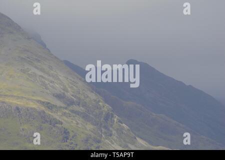 Moody nube sulle colline Cullin da Elgol. Isola di Skye, Scotland, Regno Unito. Foto Stock