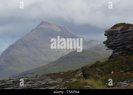 Moody nube sulle colline Cullin da Elgol. Isola di Skye, Scotland, Regno Unito. Foto Stock
