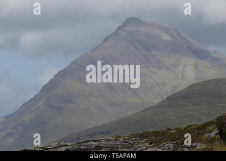 Moody nube sulle colline Cullin da Elgol. Isola di Skye, Scotland, Regno Unito. Foto Stock