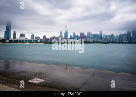 Sullo skyline di Chicago da Adler Planetarium. Iconico Willis Tower spicca nel mezzo. Foto Stock