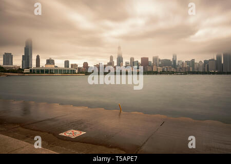 Sullo skyline di Chicago da Adler Planetarium. Iconico Willis Tower spicca nel mezzo. In vecchio stile look. Foto Stock