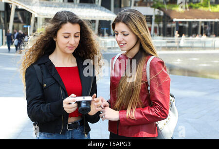 Le ragazze fare fotografie con la fotocamera al di fuori della città Foto Stock