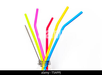 Close up di coloratissimi cannucce di plastica contro uno sfondo bianco  Foto stock - Alamy