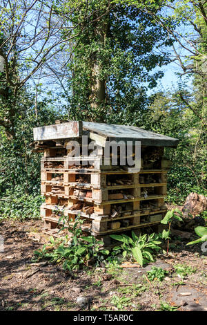 Un insetto 'hotel' fatta da vecchi tavolozze di legno per creare un habitat per gli insetti della sospensione in un parco di Londra Foto Stock