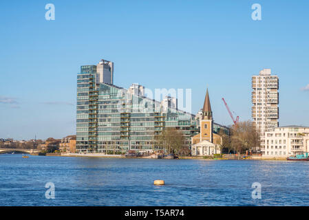 Chiesa di Santa Maria e il complesso di appartamenti dal fiume Tamigi, in Battersea, Londra Foto Stock