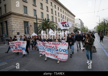 Atene, Grecia. 22 apr, 2019. I dimostranti sono visti tenendo Striscioni e bandiere durante la dimostrazione.Migliaia di persone hanno preso le strade di Atene per protestare contro il nuovo studente di legge. Credito: Nikolas Joao Kokovlis SOPA/images/ZUMA filo/Alamy Live News Foto Stock