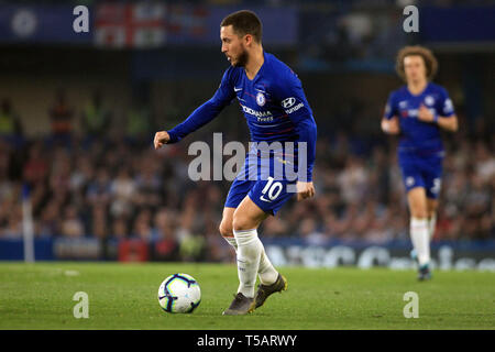 Londra, Regno Unito. 22 apr, 2019. Pericolo di Eden di Chelsea in azione. Premier League, Chelsea v Burnley a Stamford Bridge a Londra lunedì 22 aprile 2019. Questa immagine può essere utilizzata solo per scopi editoriali. Solo uso editoriale, è richiesta una licenza per uso commerciale. Nessun uso in scommesse, giochi o un singolo giocatore/club/league pubblicazioni. pic da Steffan Bowen/ Credito: Andrew Orchard fotografia sportiva/Alamy Live News Foto Stock