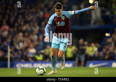 Londra, Regno Unito. 22 apr, 2019. Matt Lowton di Burnley in azione. Premier League, Chelsea v Burnley a Stamford Bridge a Londra lunedì 22 aprile 2019. Questa immagine può essere utilizzata solo per scopi editoriali. Solo uso editoriale, è richiesta una licenza per uso commerciale. Nessun uso in scommesse, giochi o un singolo giocatore/club/league pubblicazioni. pic da Steffan Bowen/ Credito: Andrew Orchard fotografia sportiva/Alamy Live News Foto Stock