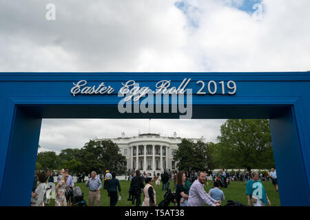 La Casa Bianca è visto sotto un segno per l'Uovo di Pasqua rotolo, in Washington, DC il 22 aprile 2019. Credito: Kevin Dietsch/Piscina via CNP /MediaPunch Foto Stock