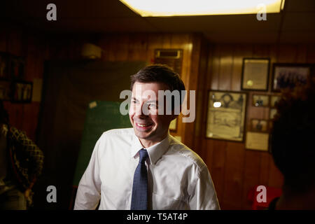 South Bend, Indiana, Stati Uniti d'America. 22 apr, 2019. South Bend, Indiana Sindaco Pete Buttigieg, che è in esecuzione come un democratico per il Presidente degli Stati Uniti si vede che frequentano il Dyngus Day Drive Street ridenominazione presso il South Bend Elks Lodge.Dyngus Day è una tradizionale vacanza polacco, ma è anche un momento in cui la curvatura del sud i candidati tradizionalmente si è battuto per l'ufficio in città poiché l'Indiana elezione primaria è agli inizi di maggio. L'interno del club è stato solo posti in piedi e Buttigieg ha lottato per ottenere passato la sua folla di sostenitori e alcuni membri dei media non sono stati in grado di ottenere Foto Stock