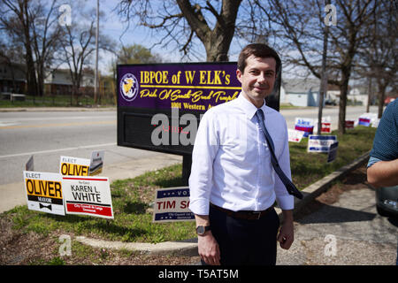 South Bend, Indiana, Stati Uniti d'America. 22 apr, 2019. South Bend, Indiana Sindaco Pete Buttigieg, che è in esecuzione come un democratico per il Presidente degli Stati Uniti si vede che frequentano il Dyngus Day Drive Street ridenominazione presso il South Bend Elks Lodge.Dyngus Day è una tradizionale vacanza polacco, ma è anche un momento in cui la curvatura del sud i candidati tradizionalmente si è battuto per l'ufficio in città poiché l'Indiana elezione primaria è agli inizi di maggio. L'interno del club è stato solo posti in piedi e Buttigieg ha lottato per ottenere passato la sua folla di sostenitori e alcuni membri dei media non sono stati in grado di ottenere Foto Stock