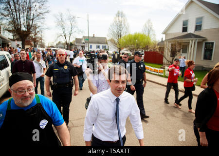 South Bend, Indiana, Stati Uniti d'America. 22 apr 2019. South Bend, Indiana Sindaco Pete Buttigieg, che è in esecuzione come un democratico per il Presidente degli Stati Uniti si vede che frequentano il Dyngus Day Drive Street ridenominazione presso il South Bend Elks Lodge. Dyngus Day è una tradizionale vacanza polacco, ma è anche un momento in cui la curvatura del sud i candidati tradizionalmente si è battuto per l'ufficio in città poiché l'Indiana elezione primaria è agli inizi di maggio. Credito: SOPA Immagini limitata/Alamy Live News Foto Stock