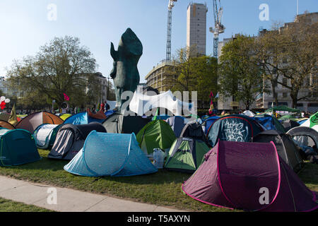 Estinzione della ribellione gli attivisti hanno visto campeggio al Marble Arch durante la protesta. Il cambiamento climatico attivisti dalla ribellione di estinzione si accamparono a Marble Arch, in centro a Londra dove tutte le loro attività come la musica, illustrazioni e le classi sono in atto da, dopo gli ufficiali di polizia siti cancellati presso la Oxford Circus, Waterloo Bridge e Piazza del Parlamento dalla ribellione di estinzione contestatori. Estinzione della ribellione esige il governo per azioni dirette sul clima e di ridurre a zero le emissioni di carbonio nel 2025 e anche l'assemblea popolare. Foto Stock