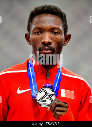 Doha in Qatar. 22 apr, 2019. Medaglia di argento Abbas Abubaker del Bahrain pone per le foto durante la cerimonia di premiazione di uomini 400m evento al ventitreesimo Asian Athletics Championships Al Khalifa International Stadium di Doha, capitale del Qatar, 22 aprile 2019. Credito: Nikku/Xinhua/Alamy Live News Foto Stock