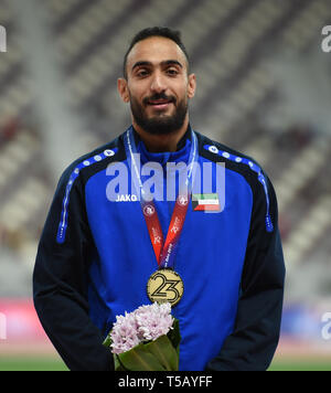 Doha in Qatar. 22 apr, 2019. Medaglia d'oro Yousef Karam del Kuwait pone per le foto durante la cerimonia di premiazione di uomini 400m evento al ventitreesimo Asian Athletics Championships Al Khalifa International Stadium di Doha, capitale del Qatar, 22 aprile 2019. Credito: Wu Huiwo/Xinhua/Alamy Live News Foto Stock