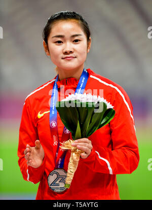 Doha in Qatar. 22 apr, 2019. Medaglia di argento Liang Antonio pone per le foto durante le donne 100m evento durante il ventitreesimo Asian Athletics Championships Al Khalifa International Stadium di a Doha, capitale del Qatar, 22 aprile 2019. Credito: Nikku/Xinhua/Alamy Live News Foto Stock