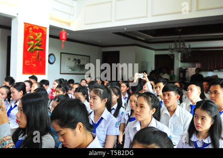 (190423) -- VIENTIANE, Aprile 23, 2019 (Xinhua) -- Lao agli studenti di prendere parte a una conferenza tenuta da Chai Yun, un esperto cinese con la cultura Laos-China Center specializazione in library science, su " metodi comuni per ottenere cinese documenti elettronici', durante un evento per contrassegnare la Giornata Mondiale del Libro nella cultura Laos-China centro di Vientiane, la capitale del Laos, 23 aprile 2019. L evento è stato co-organizzata dal cinese della provincia di Shandong Biblioteca e lingua cinese Dipartimento dell Università Nazionale del Laos lettere facoltà, con la partecipazione di oltre un centinaio di docenti e studenti dell università. (Xinhua/ Foto Stock