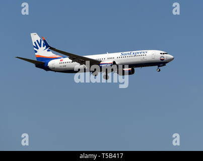 22 aprile 2019, Renania settentrionale-Vestfalia, Düsseldorf: un Boeing 737-800 della compagnia aerea turca SunExpress si avvicina all'aeroporto. Foto: Horst Ossinger/dpa Foto Stock