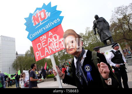 Londra, Regno Unito. 23 apr, 2019. Clima manifestanti ribellione di estinzione la settimana 2 della loro chiusura in London marzo al Parlamento e breifly bloccano il traffico Credito: Rachel Megawhat/Alamy Live News Foto Stock