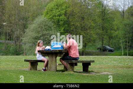 Bolton, Lancashire, Regno Unito. 23 apr, 2019. Il giorno finale della Pasqua onda di calore in Mosè Gate Country Park, Bolton, Lancashire. Dopo le temperature record nel Regno Unito durante il weekend, il bel tempo è impostato per terminare con la pioggia si spostano in Inghilterra del Nord Ovest da domani. Ancora tempo per un ultimo picnic prima che il tempo si rompe. Foto di Paolo Heyes, martedì 23 aprile, 2019. Credito: Paolo Heyes/Alamy Live News Foto Stock