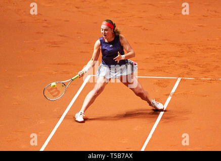 Stuttgart, Germania. 23 apr, 2019. Jelena OSTAPENKO ( LAT in azione nella sua partita contro Anastasija SEVASTOVA (LAT) presso il Tennis Grand Prix Porsche Ladies WTA di Stoccarda, 23 aprile 2019. Credito: Peter Schatz/Alamy Live News Foto Stock