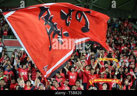 (190423) -- MELBOURNE, Aprile 23, 2019 (Xinhua) -- i ventilatori di Guangzhou Evergrande FC allegria durante il 2019 AFC Champions League gruppo F match tra Guangzhou Evergrande FC e Melbourne vittoria a Melbourne Stadium rettangolare a Melbourne, Australia, 23 aprile 2019. (Xinhua/Bai Xuefei) Foto Stock