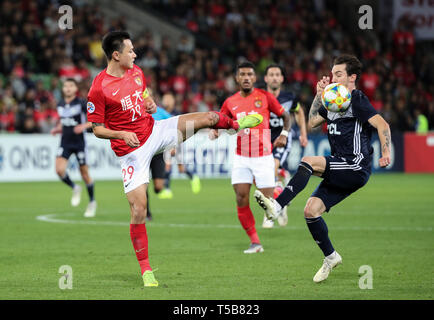 (190423) -- MELBOURNE, Aprile 23, 2019 (Xinhua) -- Gao Lin (L) di Guangzhou Evergrande FC compete durante il 2019 AFC Champions League gruppo F match tra Guangzhou Evergrande FC e Melbourne vittoria a Melbourne Stadium rettangolare a Melbourne, Australia, 23 aprile 2019. (Xinhua/Bai Xuefei) Foto Stock