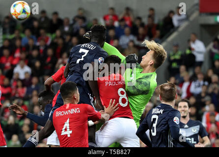 (190423) -- MELBOURNE, Aprile 23, 2019 (Xinhua) -- Lawrence Thomas Top(R) di Melbourne vittoria compete durante il 2019 AFC Champions League gruppo F match tra Guangzhou Evergrande FC e Melbourne vittoria a Melbourne Stadium rettangolare a Melbourne, Australia, 23 aprile 2019. (Xinhua/Bai Xuefei) Foto Stock