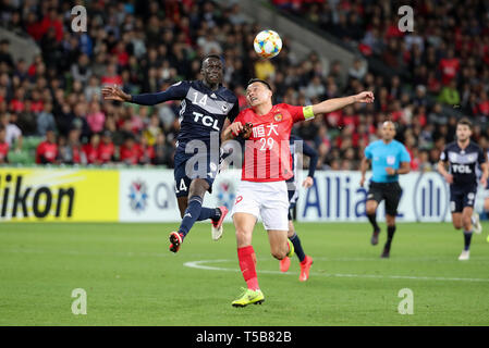 (190423) -- MELBOURNE, Aprile 23, 2019 (Xinhua) -- Gao Lin (R) di Guangzhou Evergrande vies FC con Thomas Deng durante il 2019 AFC Champions League gruppo F match tra Guangzhou Evergrande FC e Melbourne vittoria a Melbourne Stadium rettangolare a Melbourne, Australia, 23 aprile 2019. (Xinhua/Bai Xuefei) Foto Stock