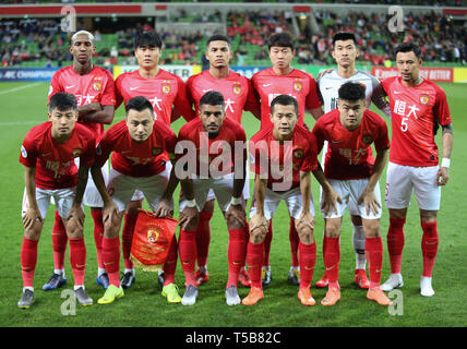 (190423) -- MELBOURNE, Aprile 23, 2019 (Xinhua) -- i giocatori di Guangzhou Evergrande FC pongono per la foto prima del 2019 AFC Champions League gruppo F match tra Guangzhou Evergrande FC e Melbourne vittoria a Melbourne Stadium rettangolare a Melbourne, Australia, 23 aprile 2019. (Xinhua/Bai Xuefei) Foto Stock