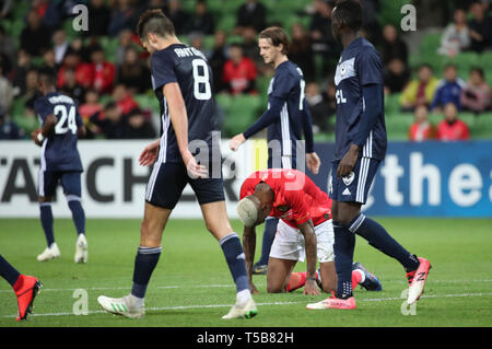 (190423) -- MELBOURNE, Aprile 23, 2019 (Xinhua) -- A.Taliska (fondo) di Guangzhou Evergrande FC reagisce durante il 2019 AFC Champions League gruppo F match tra Guangzhou Evergrande FC e Melbourne vittoria a Melbourne Stadium rettangolare a Melbourne, Australia, 23 aprile 2019. (Xinhua/Bai Xuefei) Foto Stock