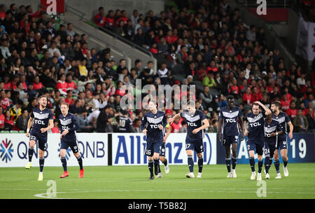 (190423) -- MELBOURNE, Aprile 23, 2019 (Xinhua) -- i giocatori di Melbourne vittoria celebrare rigature durante il 2019 AFC Champions League gruppo F match tra Guangzhou Evergrande FC e Melbourne vittoria a Melbourne Stadium rettangolare a Melbourne, Australia, 23 aprile 2019. (Xinhua/Bai Xuefei) Foto Stock