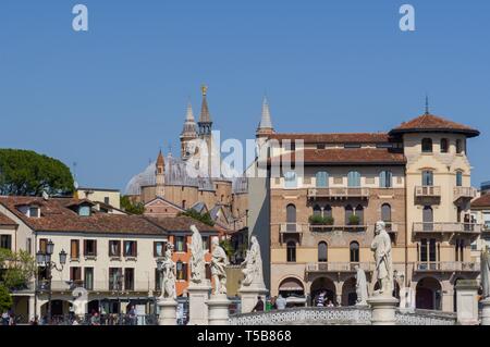 Padova, Italia (19 aprile 2019) - La Basilica Pontificia di San Antonio di Padova come si vede dal Prato della Valle Square Foto Stock