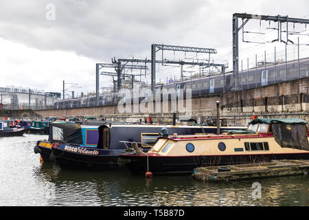 St Pancras Lock sul Regent's Canal a Londra con la linea ferroviaria principale al di fuori della stazione di St Pancras dietro Foto Stock