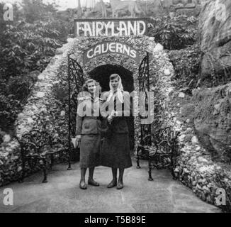 Due amiche esplorare Fairyland caverne Lookout Mountain, Georgia vicino Rock City, Tennessee. Foto Stock