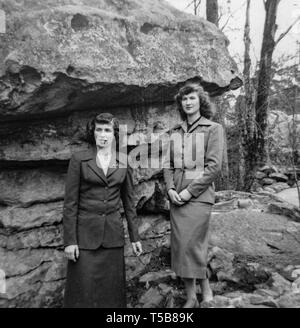 Due amiche esplorare Fairyland caverne Lookout Mountain, Georgia vicino Rock City, Tennessee. Foto Stock