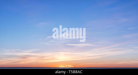 Orizzonte invernale al tramonto. Luminose nubi colorate e il Cielo di tramonto con fumo distanti Foto Stock