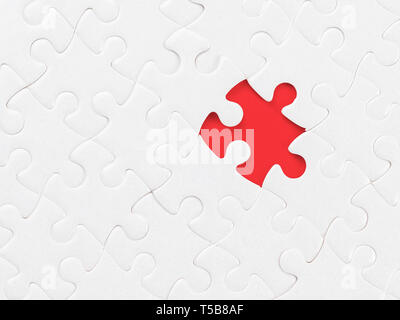 White blank puzzle senza un pezzo sul rosso. Percorso di clipping sul pezzo mancante. Parte mancante, organizzazione e tema della soluzione Foto Stock