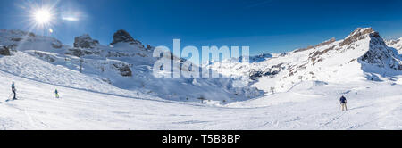 Incantevole paesaggio invernale con Alpi Svizzere. Gli sciatori sciare nel famoso Engelgerg - Titlis ski resort, Svizzera, Europa. Foto Stock