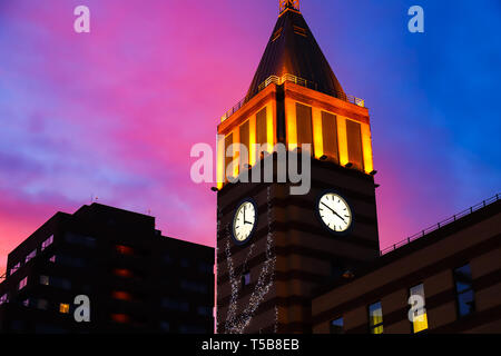 Vista la torre dell orologio e grattacieli del Dnipro città sullo sfondo di un bel tramonto di notte, Dnepropetrovsk, Ucraina Foto Stock