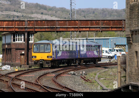 Due auto di classe 144 Pacer diesel multiple unit treni passeggeri in livrea settentrionale lasciando Carnforth stazione ferroviaria il 22 aprile 2019. Foto Stock