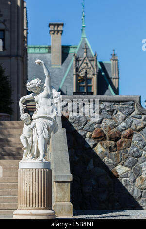 Una statua in marmo bianco, "La lezione di ballo' statua fiancheggia il Biltmore House al Biltmore Estate in Asheville, NC, Stati Uniti d'America. Foto Stock