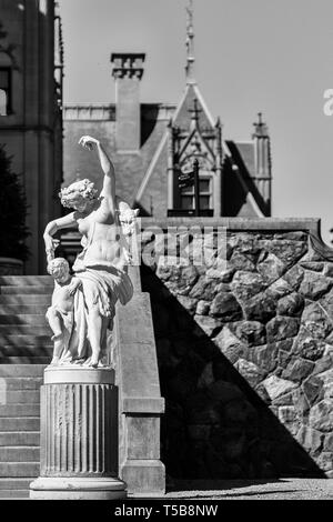 Una statua in marmo bianco, "La lezione di ballo' statua fiancheggia il Biltmore House al Biltmore Estate in Asheville, NC, Stati Uniti d'America. Foto Stock