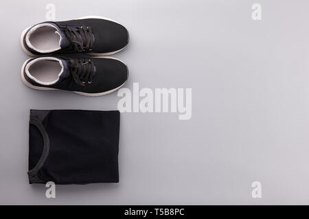 Mens estate abbigliamento casual abiti e accessori flat giacciono su uno sfondo grigio, vista dall'alto Foto Stock