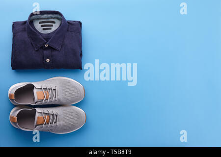 Mens estate abbigliamento casual abiti e accessori flat giaceva su sfondo blu, vista dall'alto Foto Stock