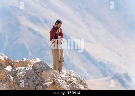 Contrabbandiere guardando verso Byara, Iraq, dalla cima di una montagna Pass, Kermanshah Provincia, Iran Foto Stock