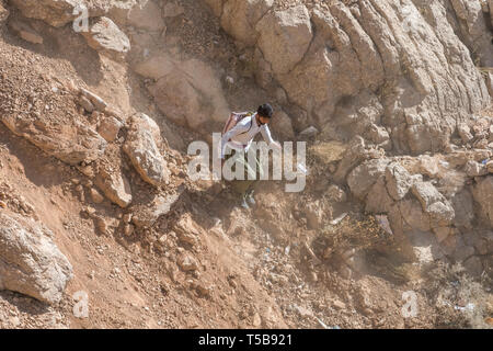 Corrieri a piedi giù per Byara, Iraq, per trasportare le merci di contrabbando in Iran, Kermanshah Provincia, Iran Foto Stock