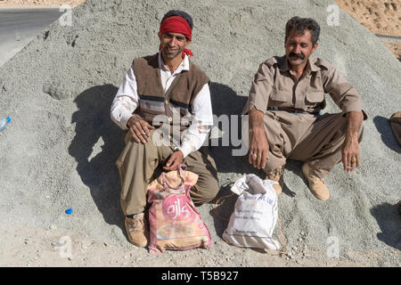 Corrieri di prendere un periodo di riposo a destinazione in Valle Uraman In estate dopo aver effettuato il contrabbando di merci provenienti dall'Iraq Kurdistan, Provincia, Iran Foto Stock