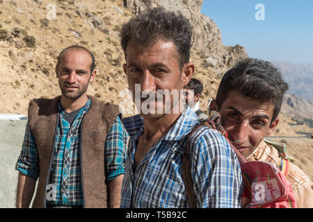 Corrieri di prendere un periodo di riposo a destinazione in Valle Uraman In estate dopo aver effettuato il contrabbando di merci provenienti dall'Iraq Kurdistan, Provincia, Iran Foto Stock